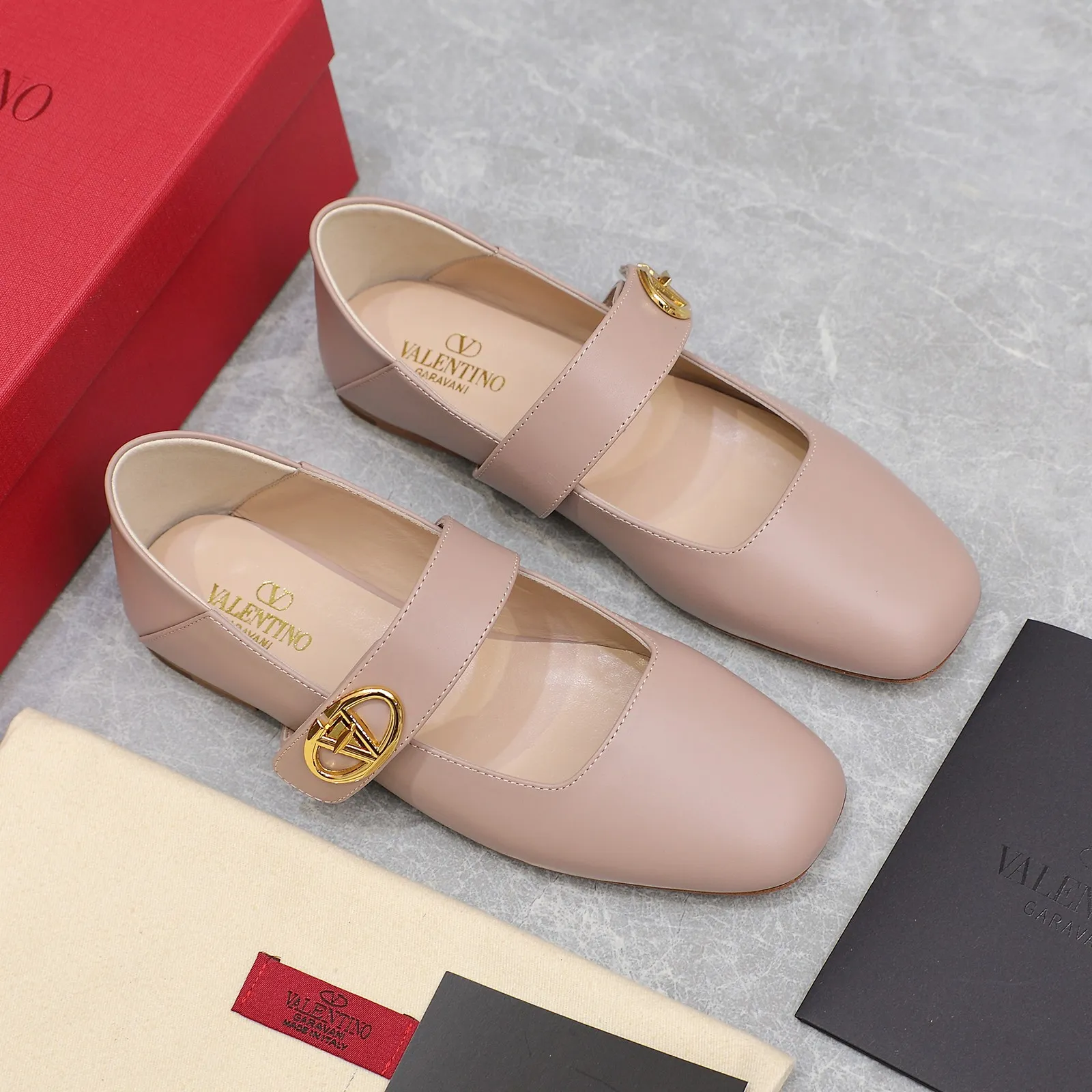 👟👟Ex-factory price 600👟👟 2024 early spring counter catwalk style updated simultaneously 💗Valentino💗Valentino strips deep mouth half drag / flat shoes / high heel shoes / series will be released in the future —————————— Top version Grandma deep mouth design combination highlights the brand’s unique design style, luxury and fashion, highly recognizable, exquisite round toe The side curve is perfect, the taste is particularly pure, and the ladylike temperament is full of femininity‼ ️ Upper: Made of imported cowhide. Lining: Made of mixed sheepskin. Original molded hardware buckle. Italian imported cowhide leather outsole. Size: 35-39 (40/41 customized)